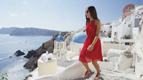 穿红色礼服的女人爬楼 美美古代白墙希腊村海边